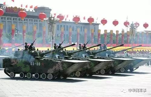 陆上猛虎海上蛟龙!两栖突击方队亮相陆上猛虎海上蛟龙，两栖突击方队震撼亮相