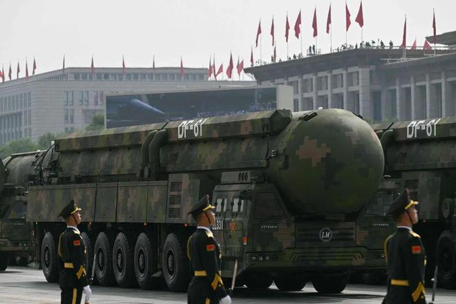 “惊雷-1”空基远程导弹等亮相惊雷-1空基远程导弹亮相，探索未来军事科技的尖端力量