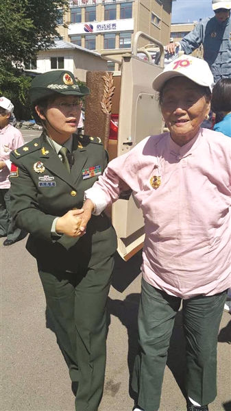 老人看阅兵哭肿了眼睛老人看阅兵时因为情绪激动而哭泣，甚至导致眼睛肿胀的情况并不罕见。阅兵仪式上展示的军队力量、民族精神以及国家发展的成果往往能够激发人们的爱国情感和自豪感，特别是对于经历过历史变迁的老人来说，这种情感可能更加深刻。